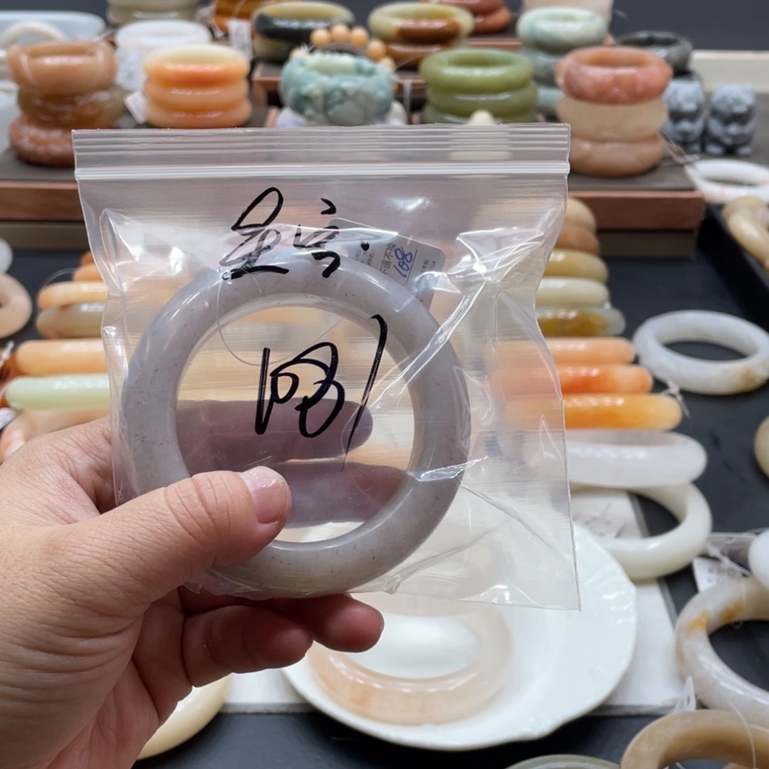 吴***宝石英质玉未镶嵌手镯