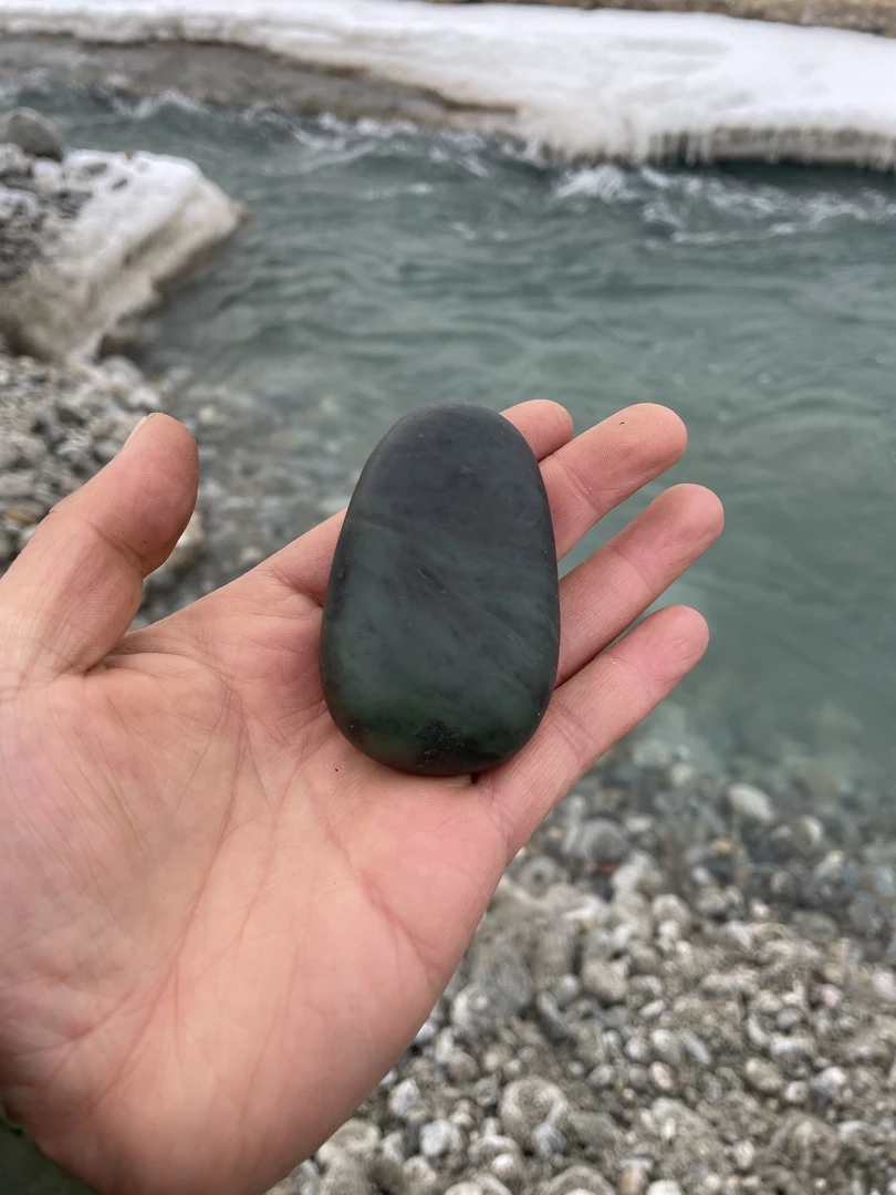 新疆河坝水冲石碧绿