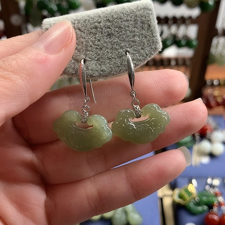 和田玉银S925镶嵌耳饰如意锁晴水绿20左右