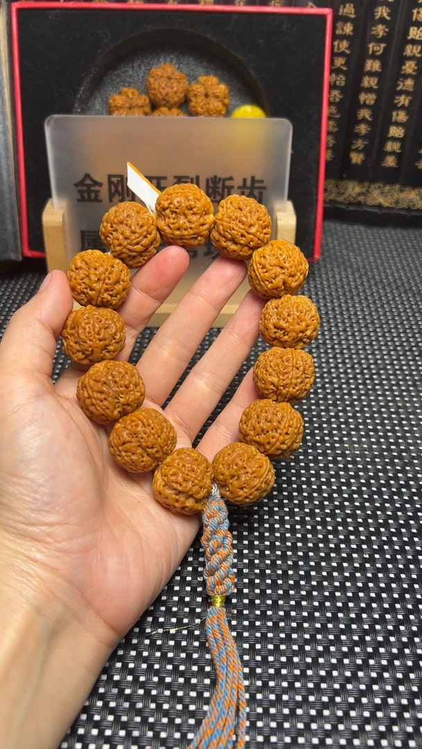 安娜铁籽蜂王，尼泊尔大金刚。（流苏颜色随机发）