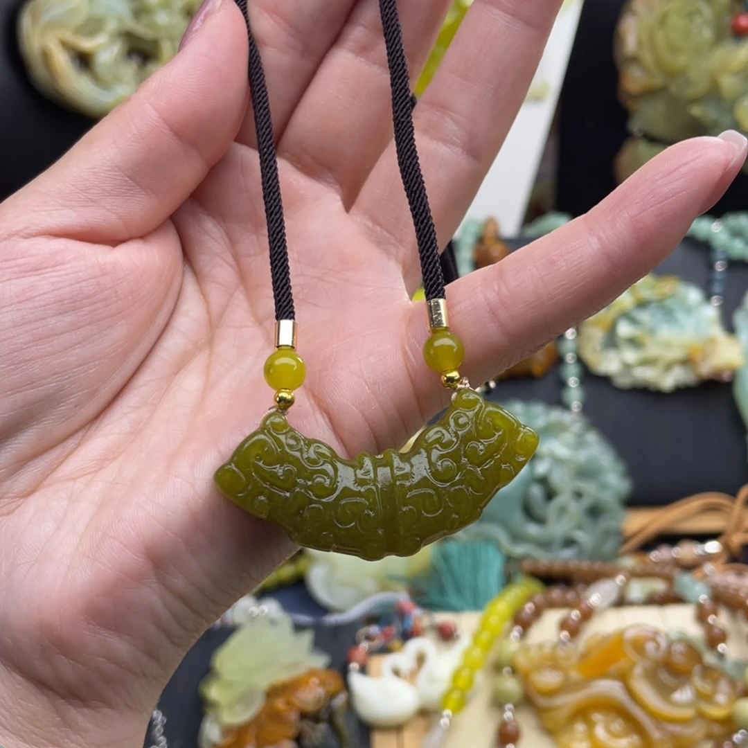 蛇纹石玉未镶嵌颈饰