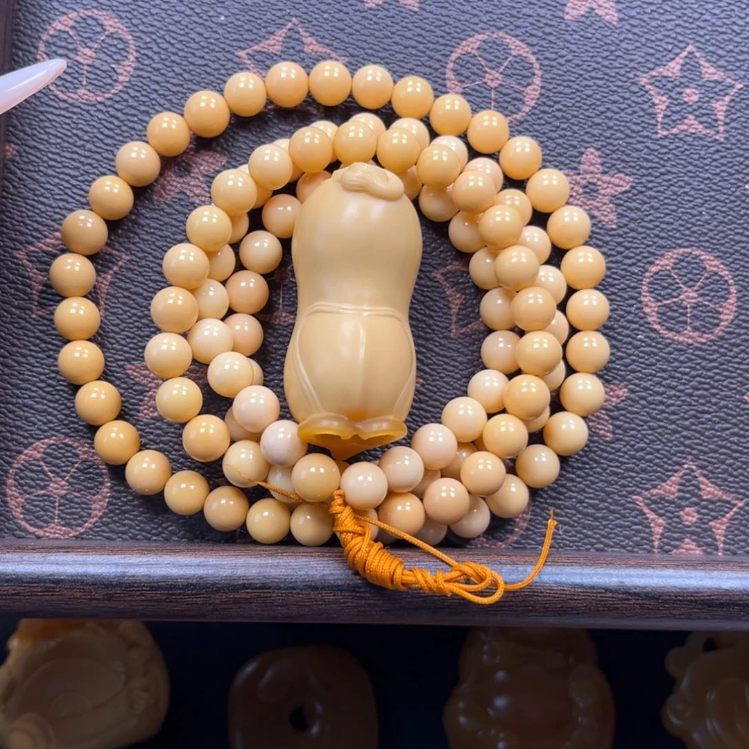 夏***逸石英质玉（缅黄）未镶嵌手玩件