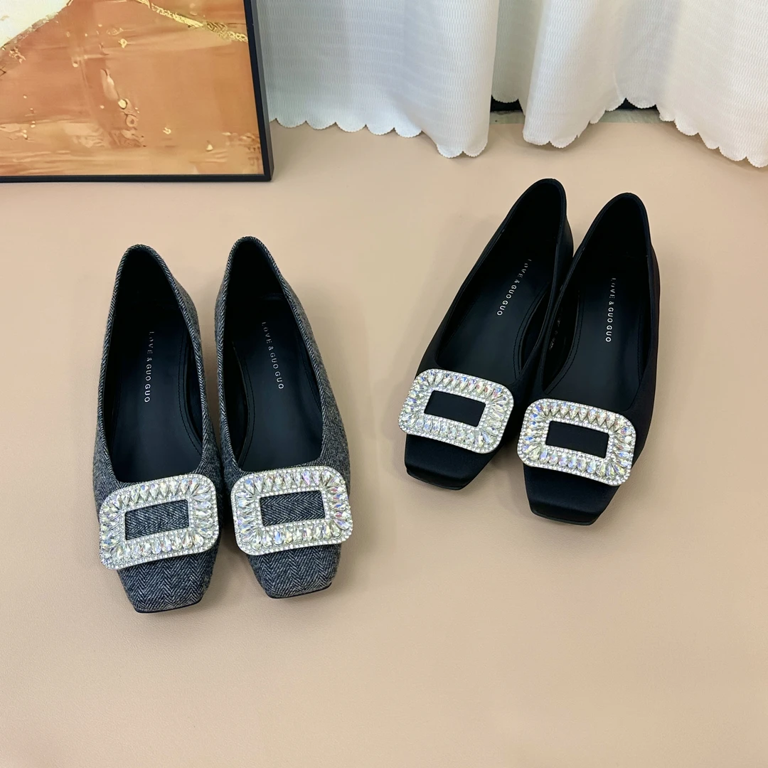 法式气质方头一字带浅口单鞋2025新款仙女风水钻低跟粗跟绸缎婚鞋