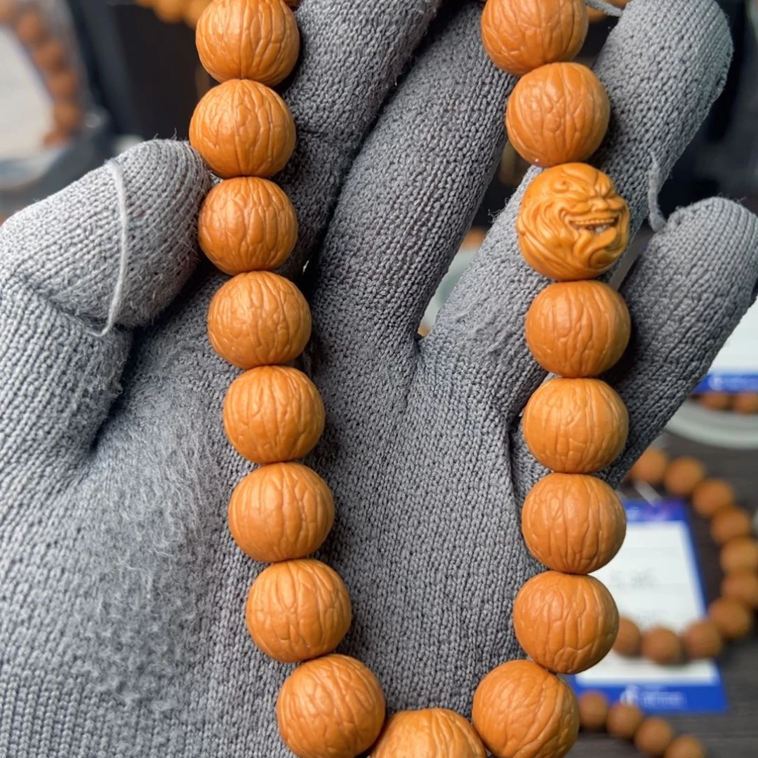 猴头核桃吊坠聚宝盆