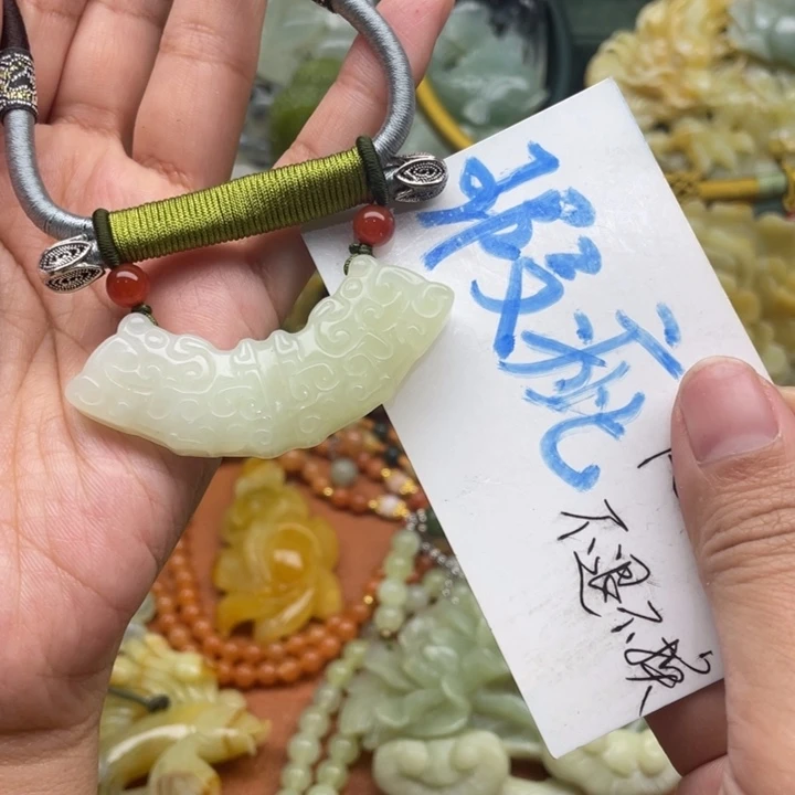 蛇纹石玉吊坠合金