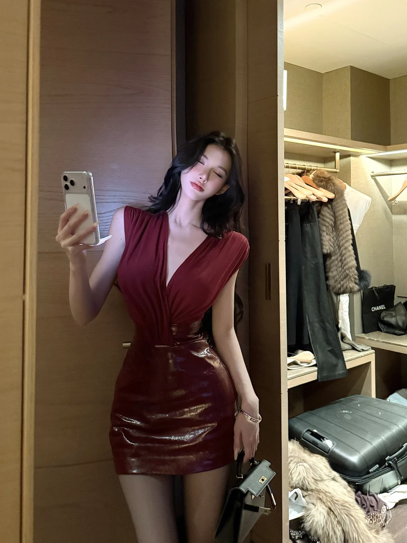 气质纯欲风V领连衣裙辣妹皮革裙收腰显瘦PU皮拼接性感包臀短裙女