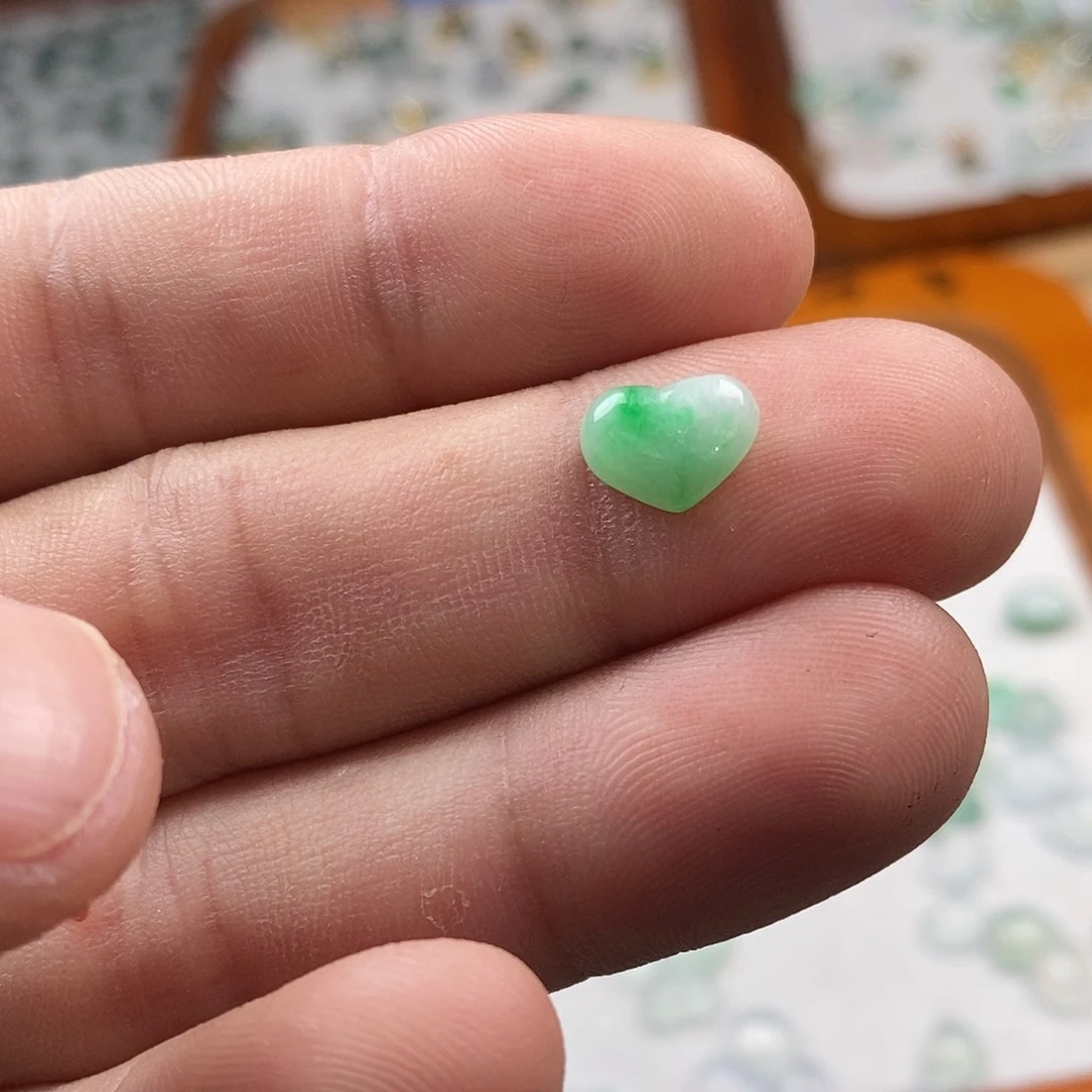 翡翠颈饰未镶嵌?爱心