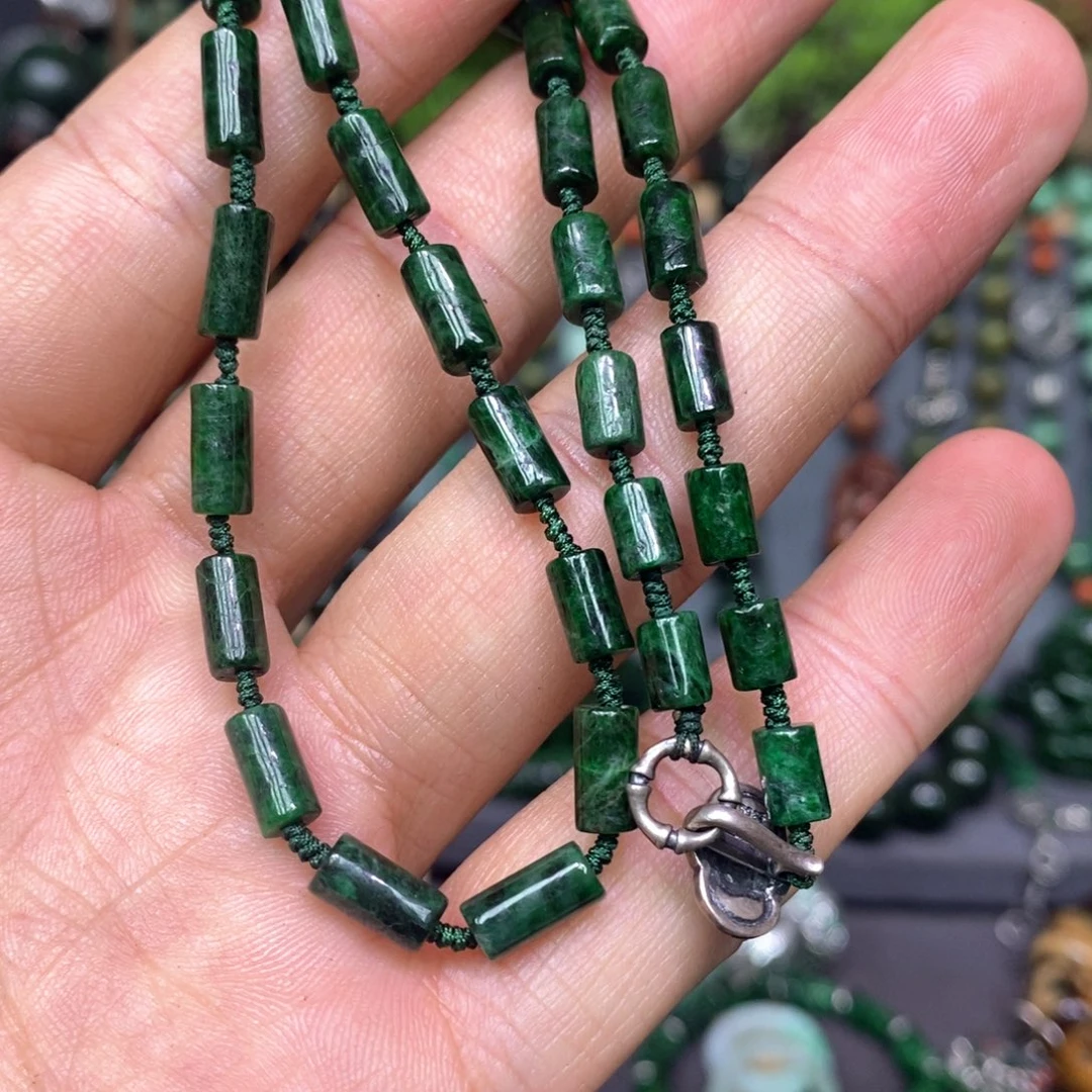 翡翠颈饰未镶嵌百**雨漂亮美眉