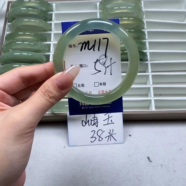 蛇纹石玉手镯未镶嵌银***?