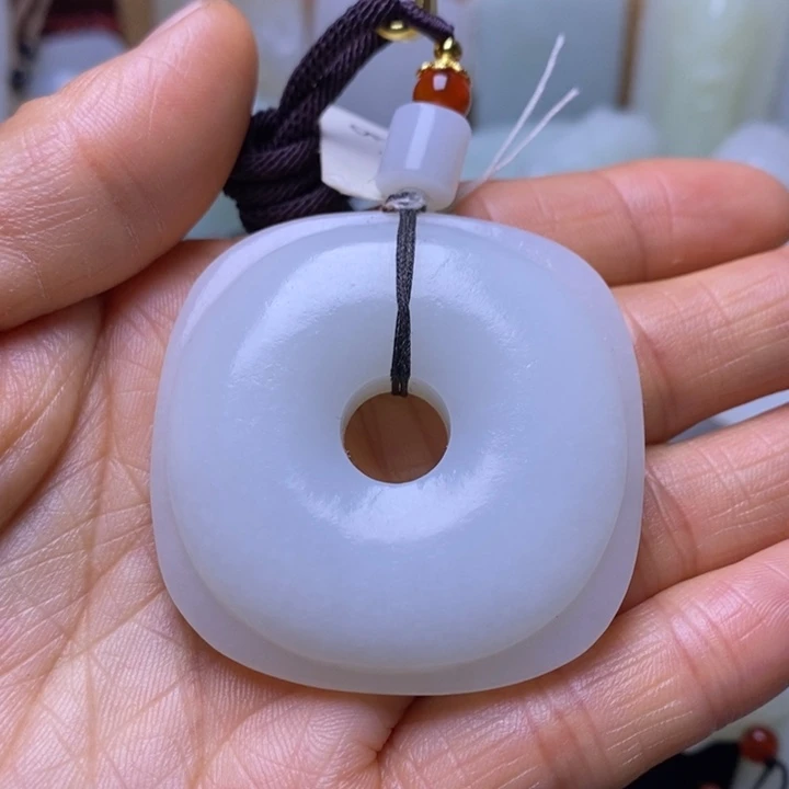 和田玉未镶嵌把件