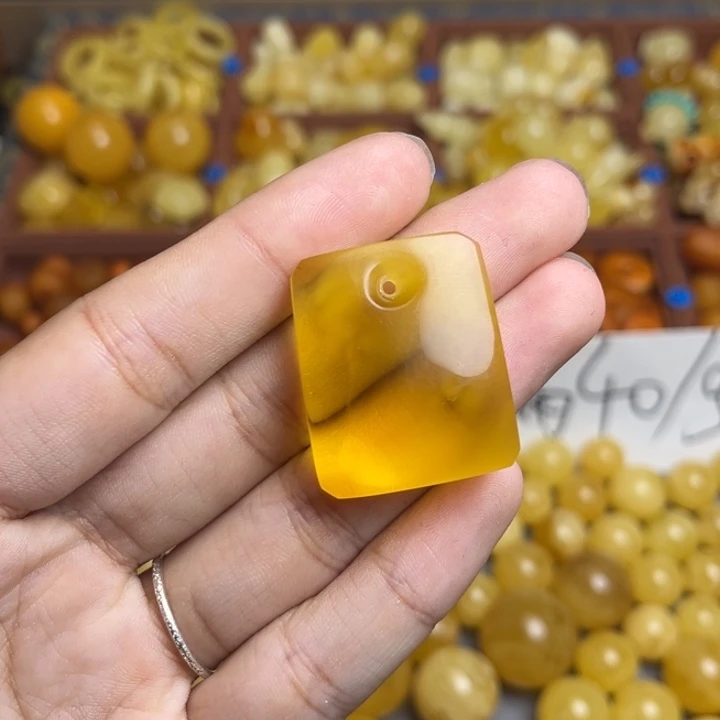 蜜蜡未镶嵌珠宝奇石金绞蜜妖花无事牌 微微瑕