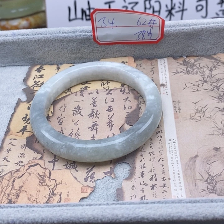 蛇纹石玉未镶嵌颈饰有****朝