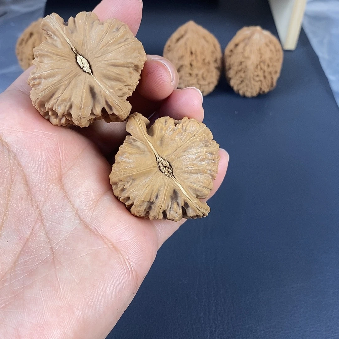 文玩核桃吊坠三角白