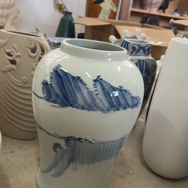 微瑕青花花瓶老此厂工艺难得微瑕青花花瓶老此厂工艺难得