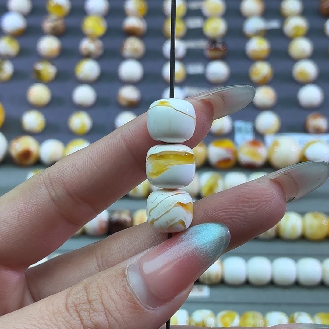 婧***超琥珀未镶嵌裸石蜜蜡