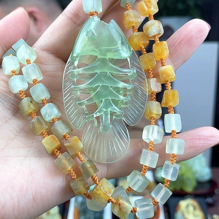 蛇纹石玉颈饰未镶嵌