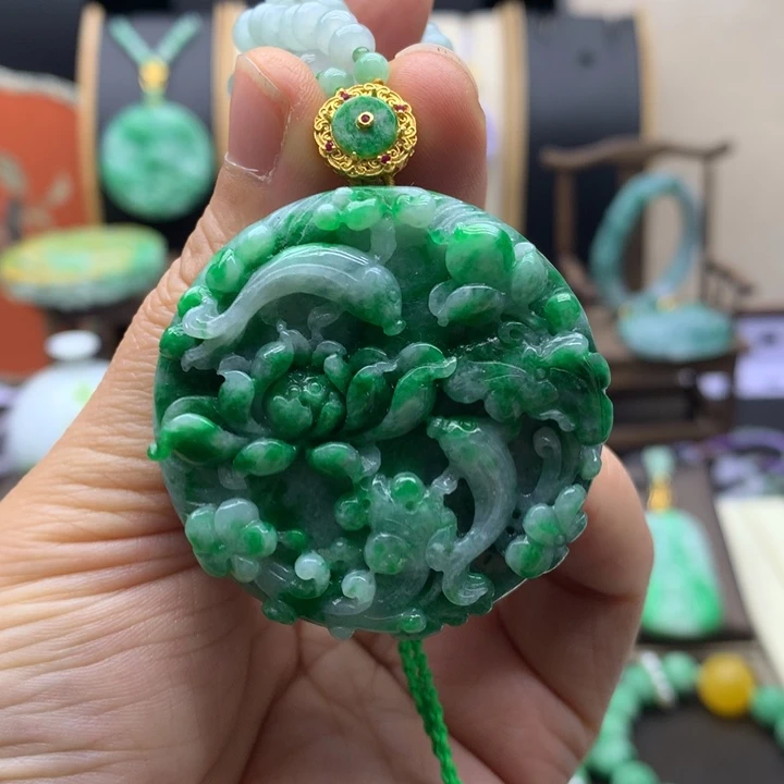 翡翠未镶嵌吊坠(赠链)