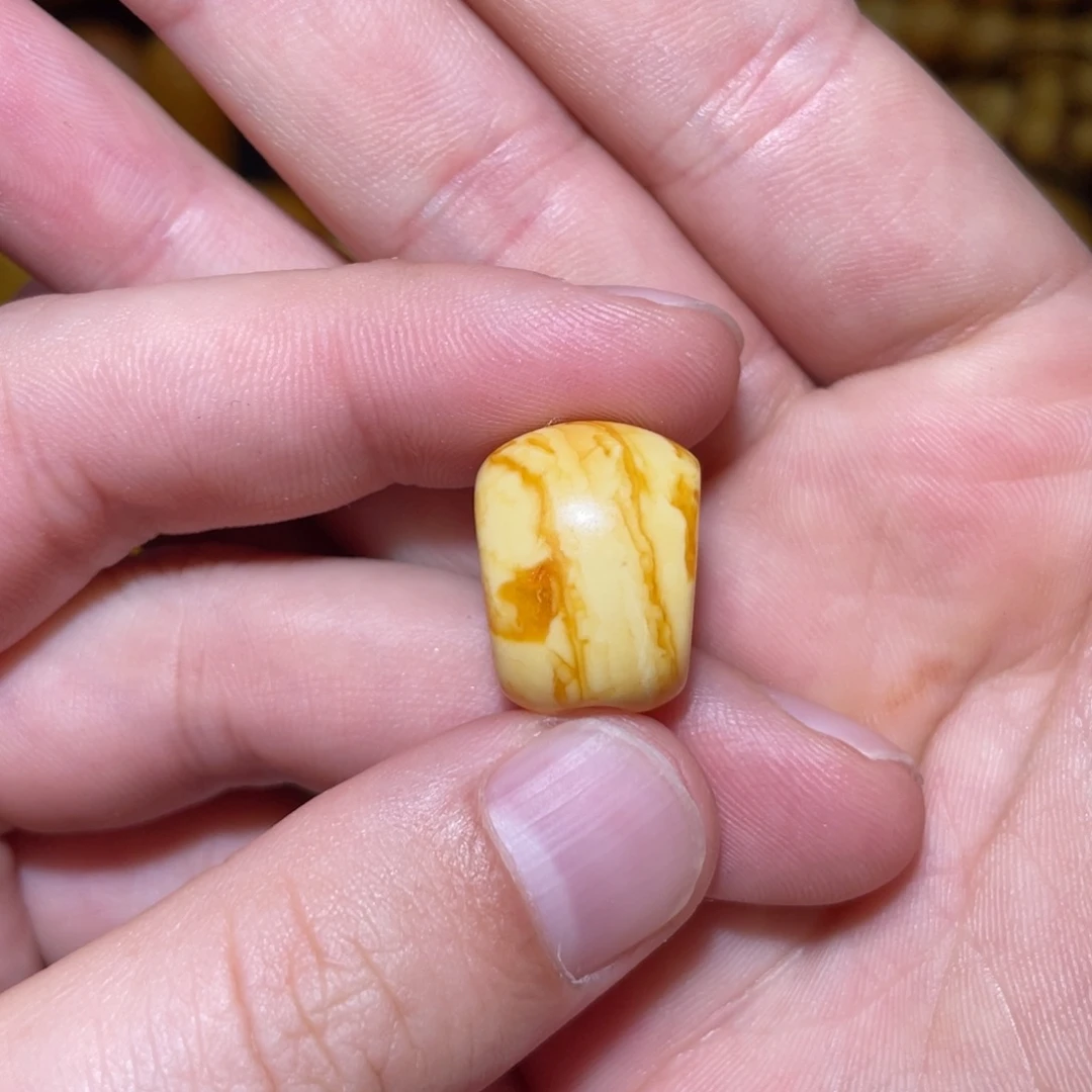 童***满琥珀未镶嵌裸石三通