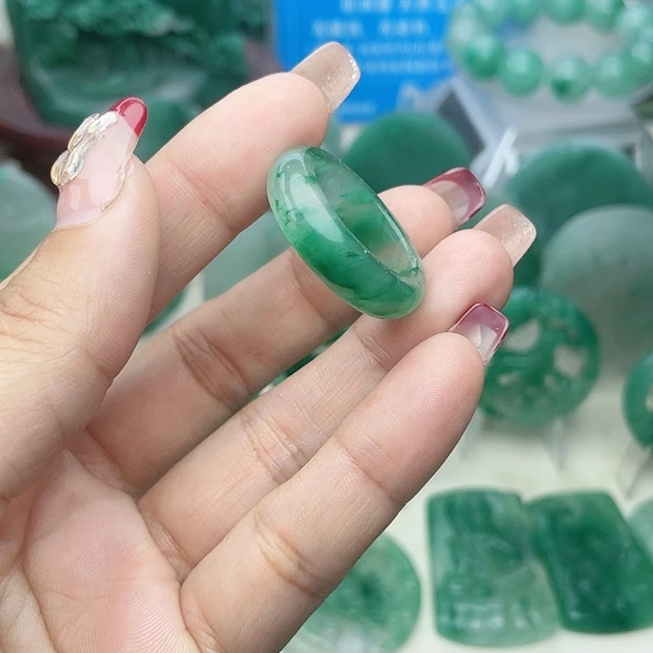 颈饰未镶嵌石英质玉