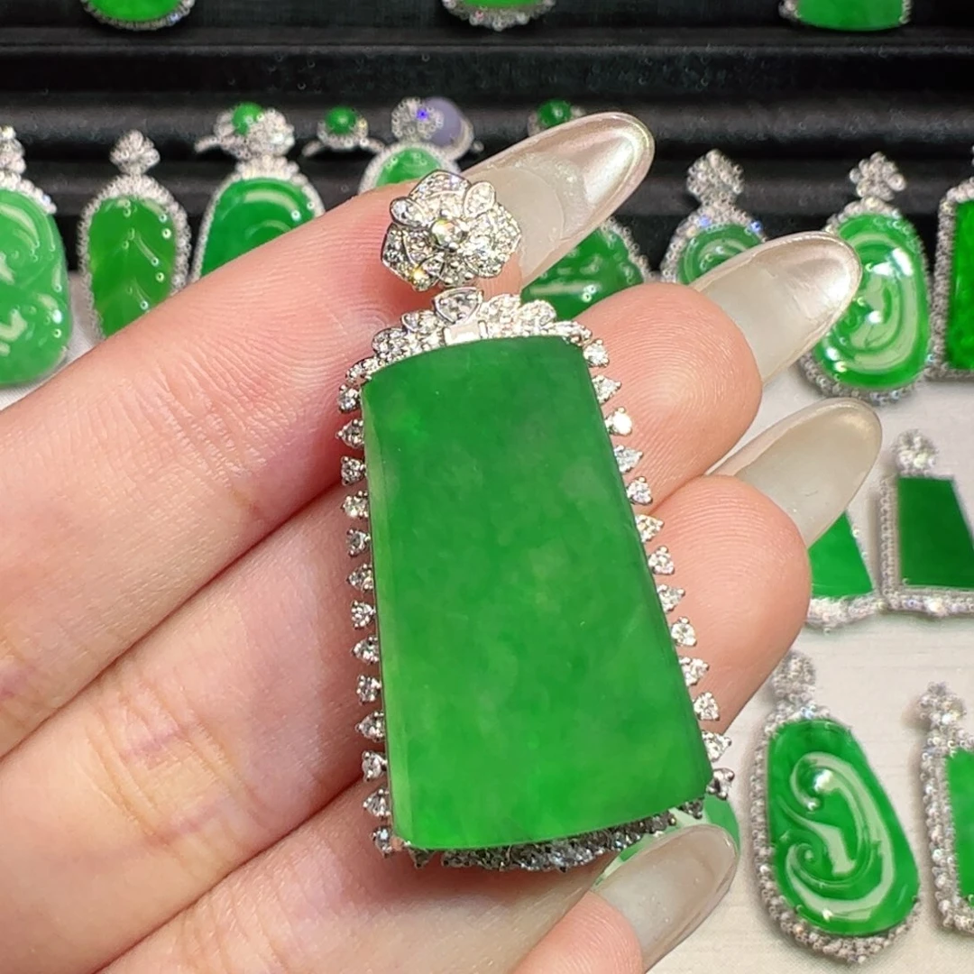 颈饰18K金镶嵌翡翠