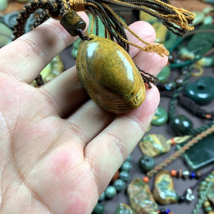 吊坠(赠链)未镶嵌岫岩河磨玉（透闪石质玉）