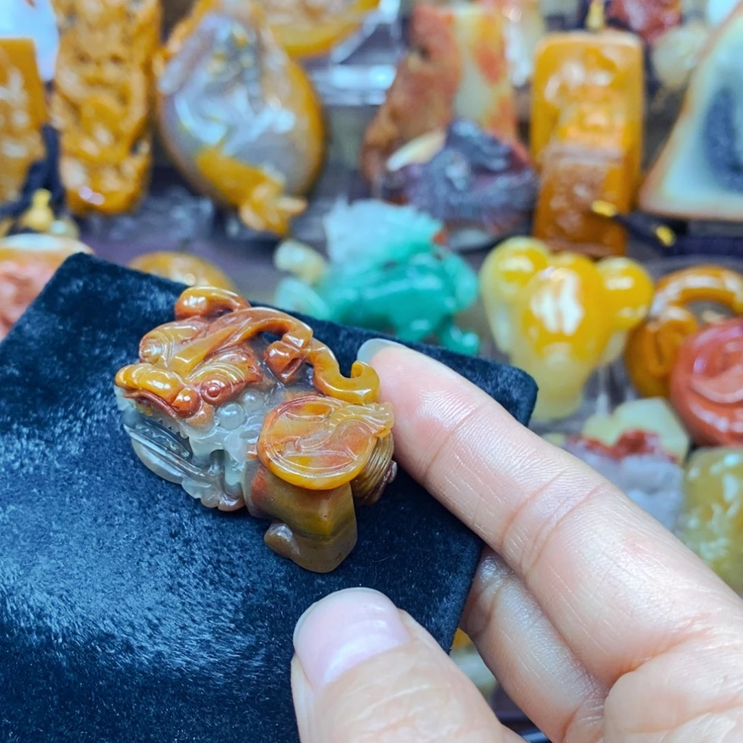 未镶嵌石英质玉（黄龙玉）颈饰