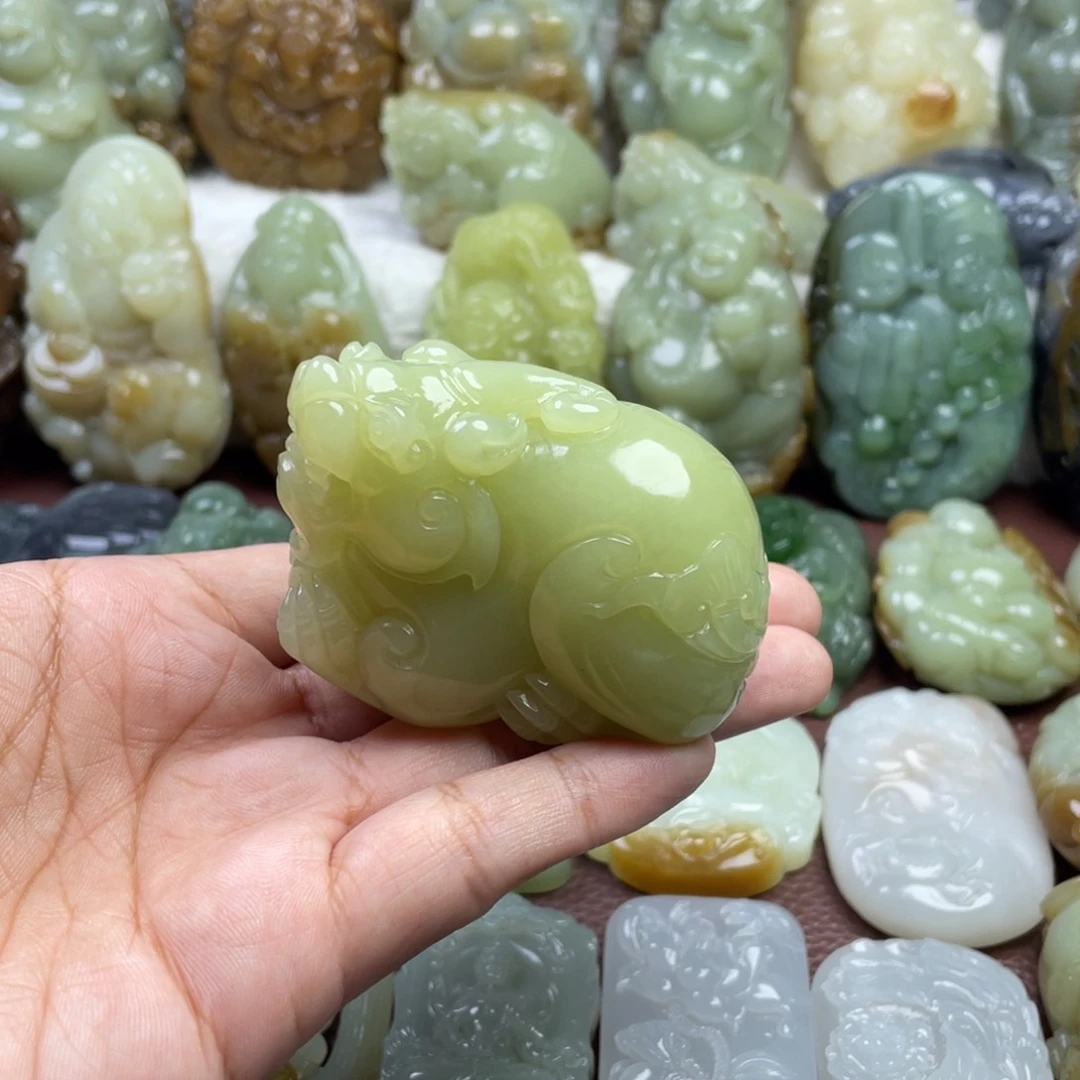 和田玉未镶嵌颈饰崩***鼠