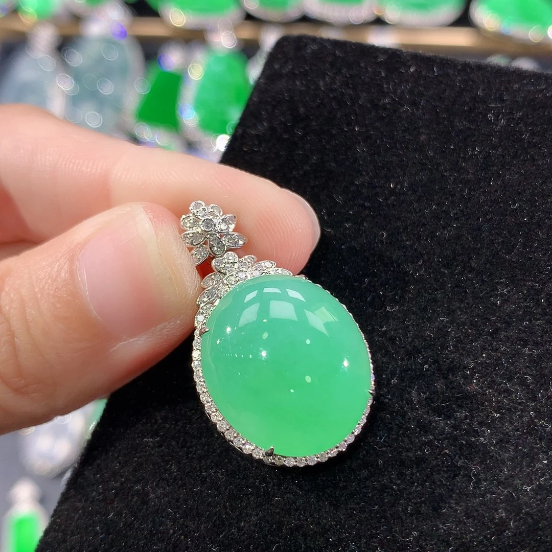 翡翠18K金镶嵌颈饰