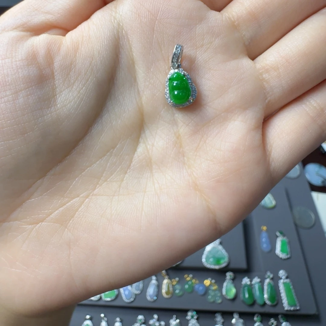 苹***。颈饰银S925镶嵌翡翠