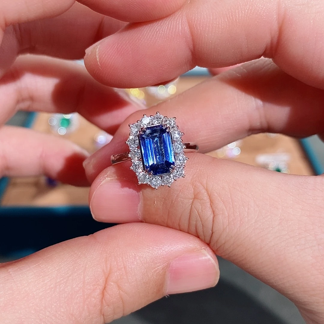 戒指蓝宝石18K金镶嵌吉尔德矢车菊3.03ct