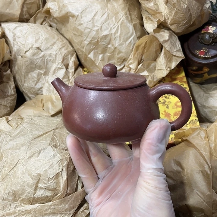 紫砂茶壶原矿泥料，手工制作的一把紫砂壶。