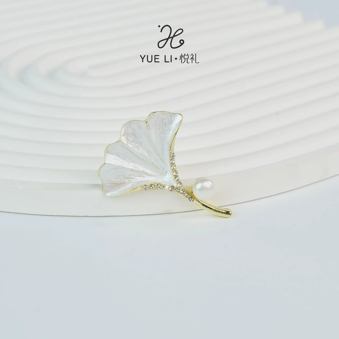 合金合成锆石胸针 原创设计白色轻奢镶嵌胸针