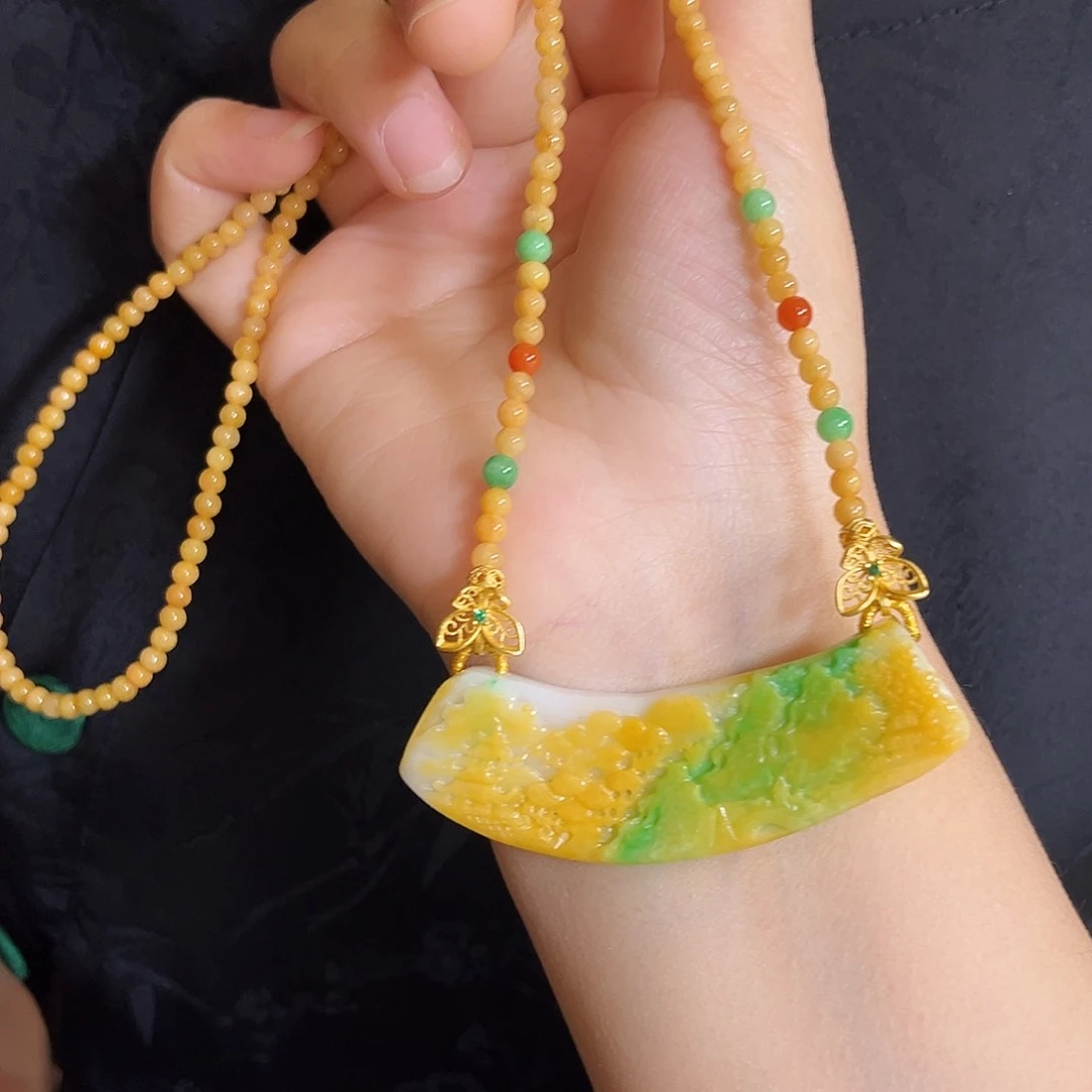 翡翠颈饰未镶嵌山水俏色