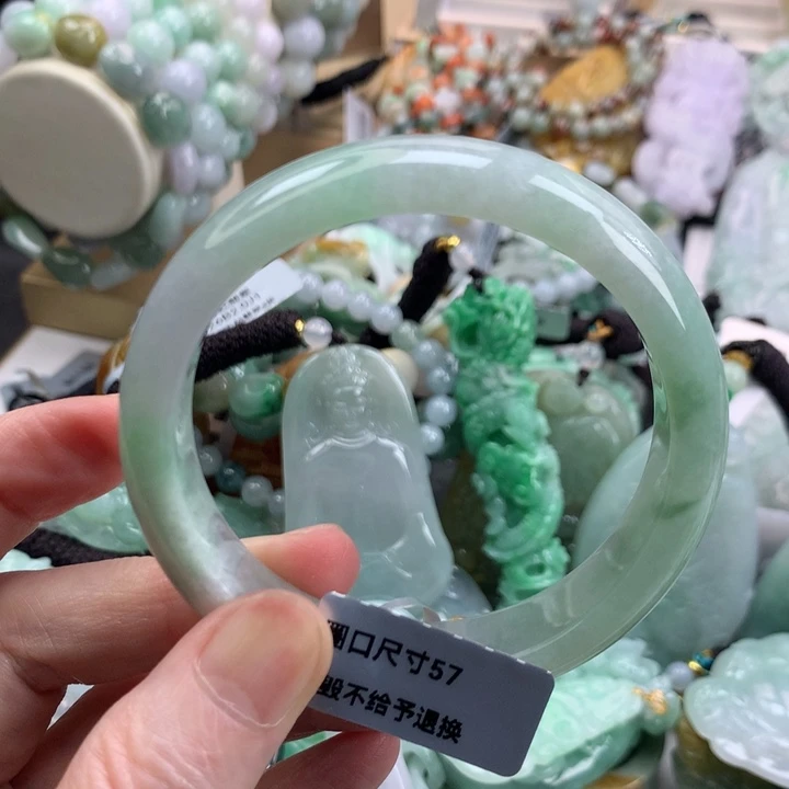 翡翠手镯未镶嵌吊坠