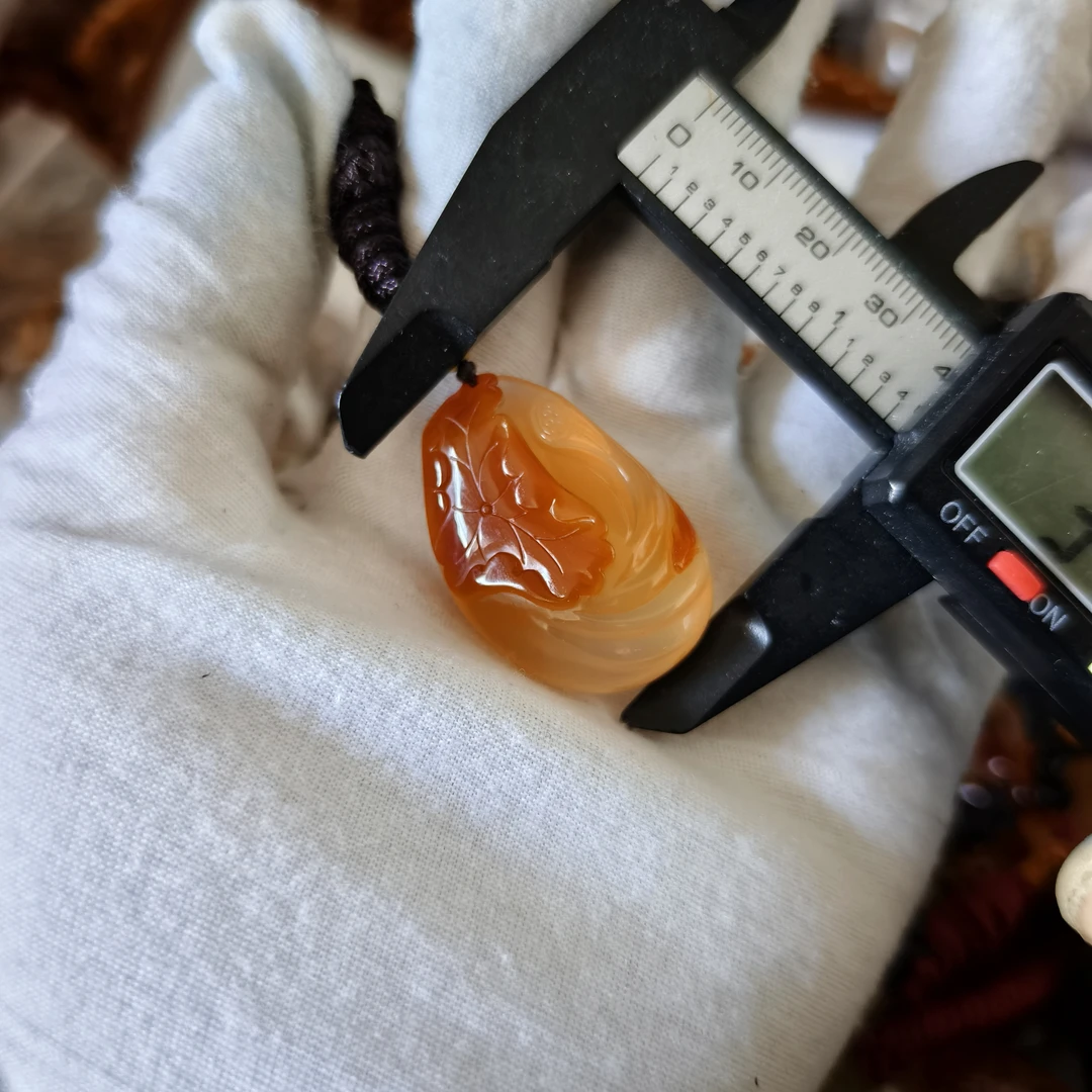 335北红天然玛瑙吊坠，荷叶鱼吊坠