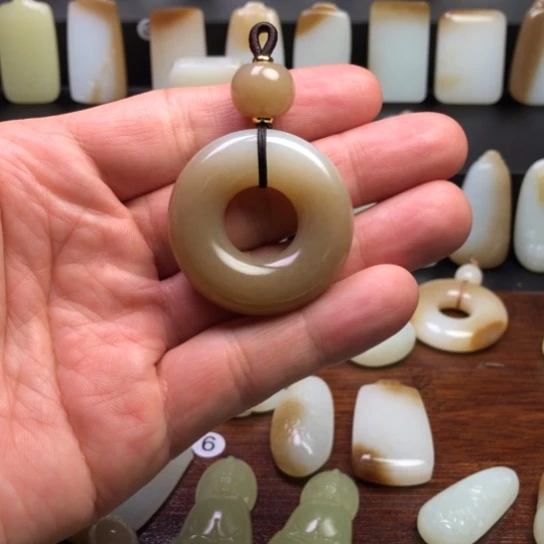 和田玉（糖玉）未镶嵌颈饰