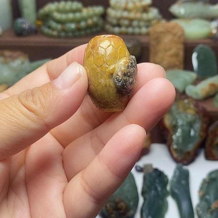 颈饰未镶嵌岫岩河磨玉（透闪石质玉）