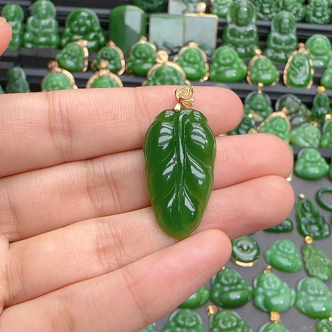 颈饰18K金镶嵌和田玉（碧玉）