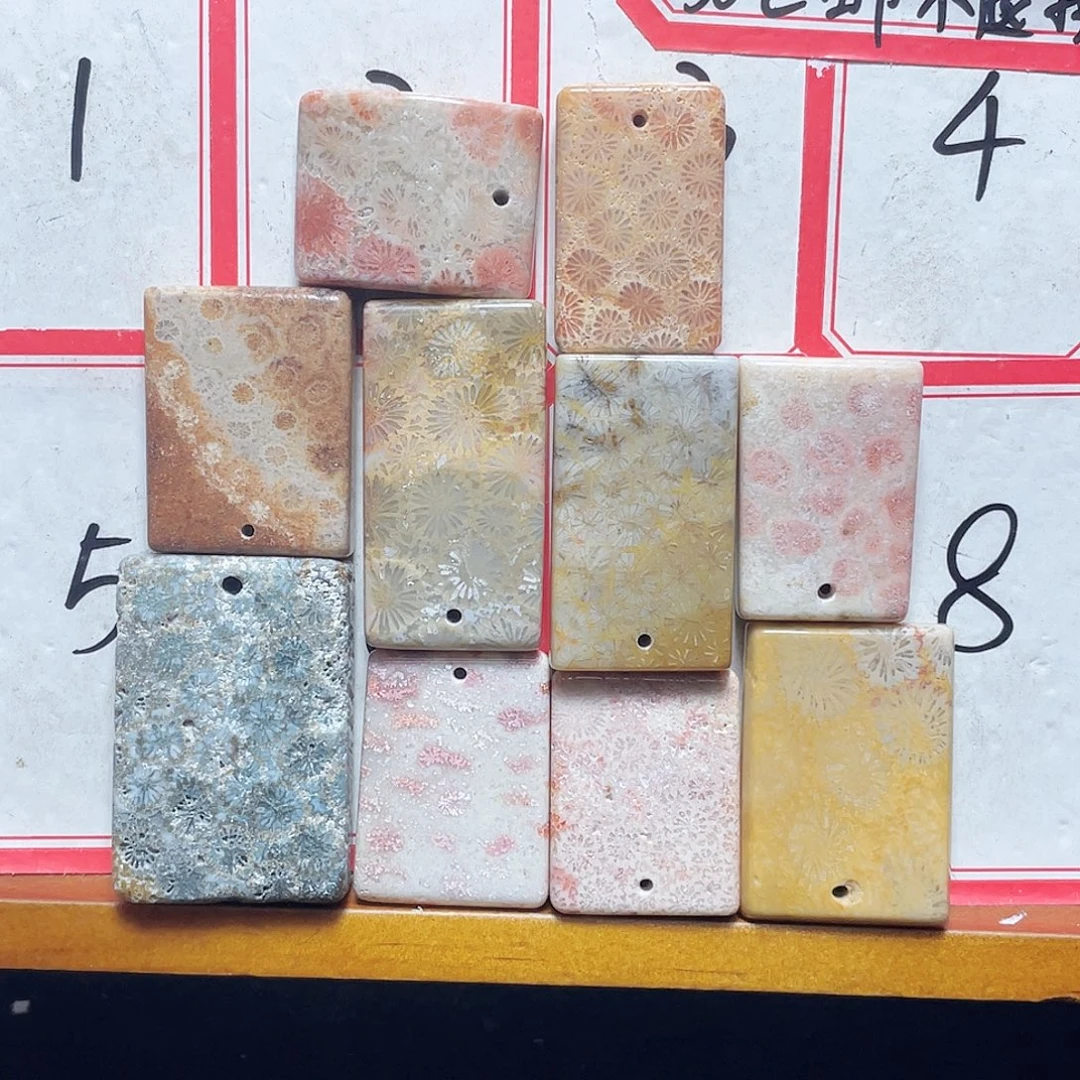 c***兔硅化珊瑚（珊瑚玉）合金颈饰