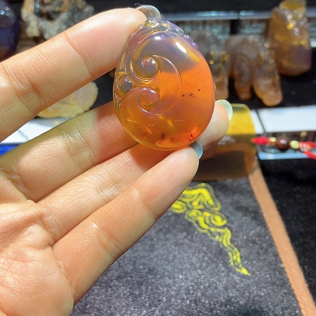未镶嵌颈饰琥珀如意