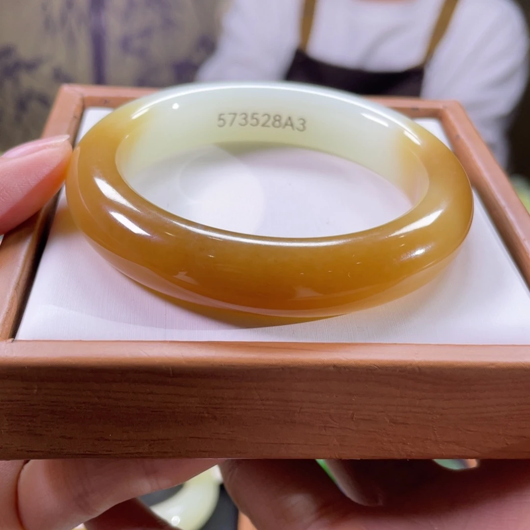 和田玉未镶嵌手镯57圈