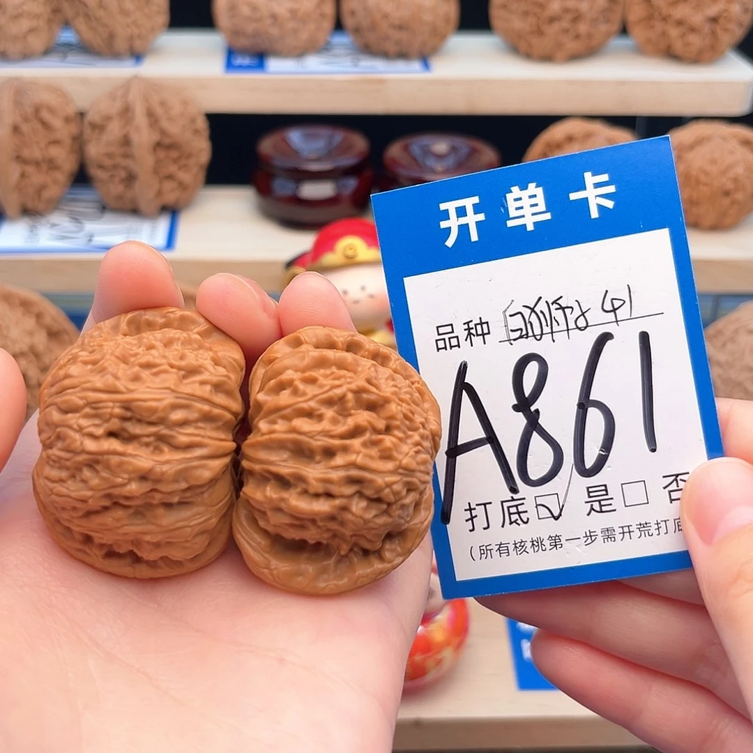 文玩核桃吊坠白狮子41