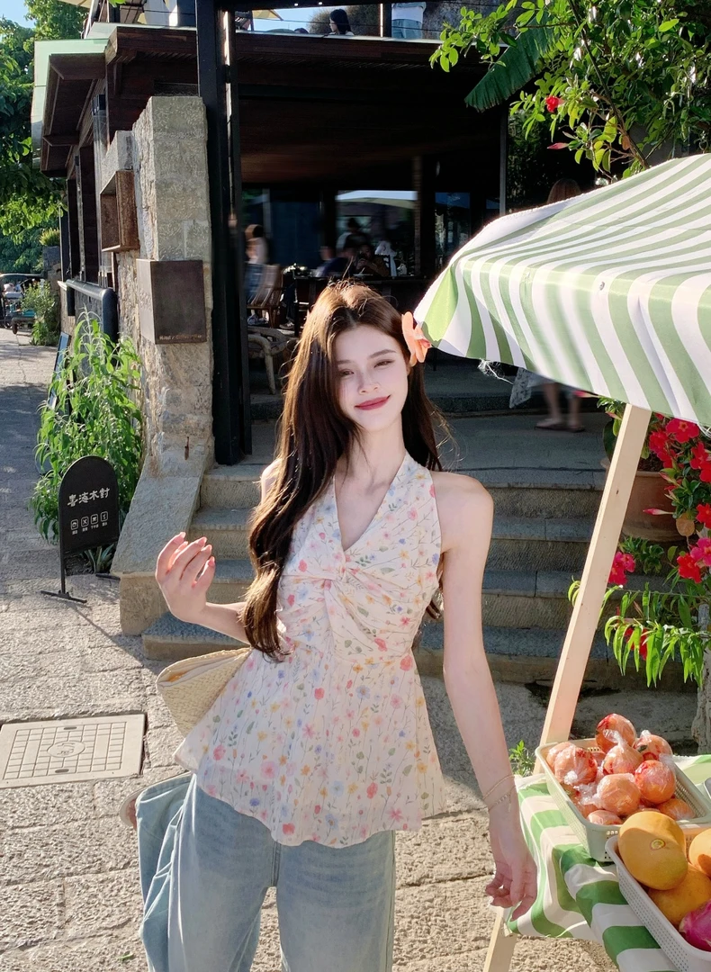 小众设计感扭结V领碎花挂脖背心2025夏季新款收腰显瘦百搭上衣女