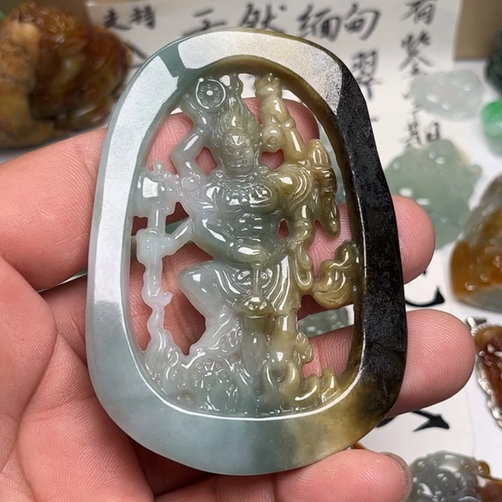 翡翠未镶嵌颈饰不动明王
