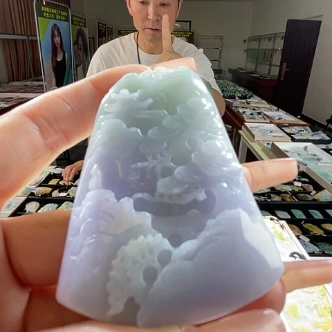 翡翠未镶嵌颈饰一个