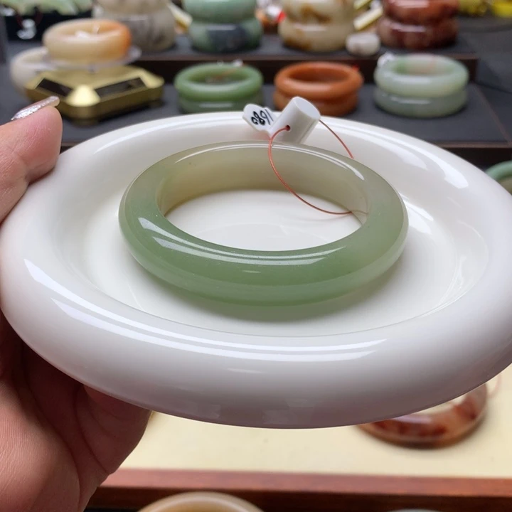 未镶嵌手镯石英岩玉