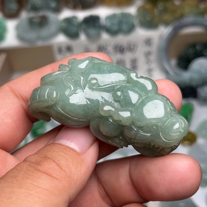 翡翠未镶嵌颈饰貔貅