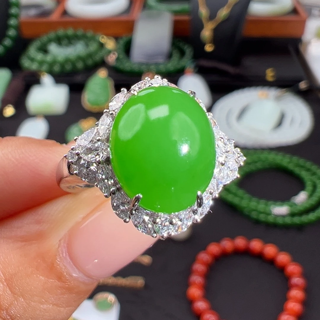 和田玉（碧玉）18K金镶嵌戒指果绿高色蛋面戒指