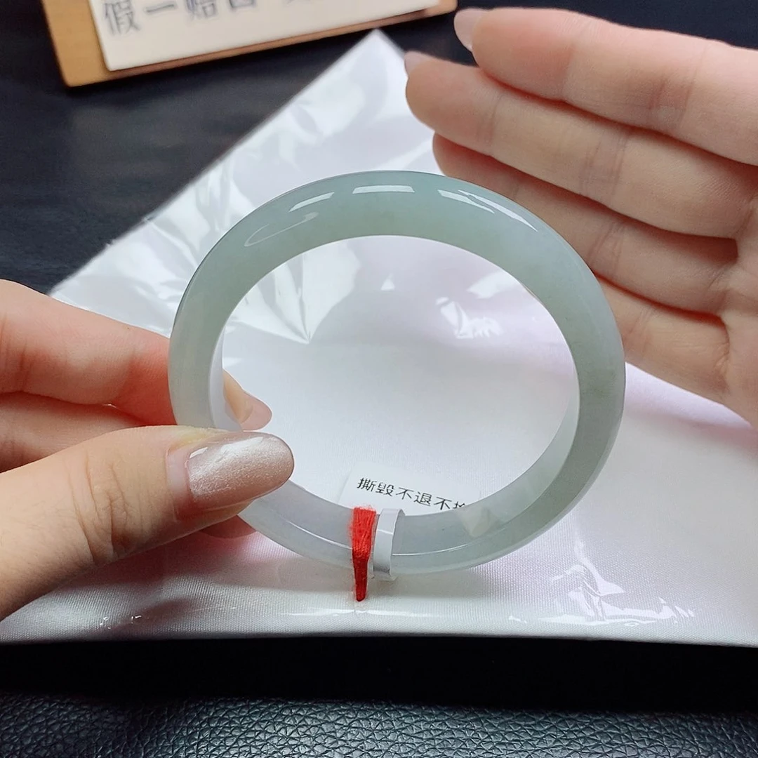 翡翠手镯未镶嵌58正装  有瑕疵