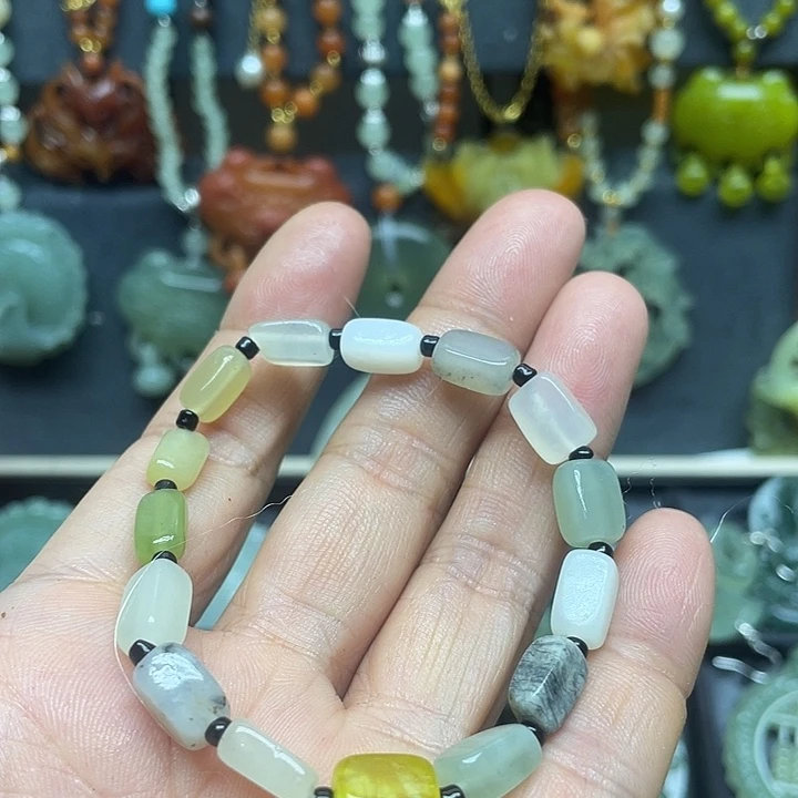 未镶嵌蛇纹石玉颈饰